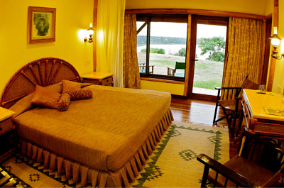 mweya_safari_lodge_suite_bedroom-400x265